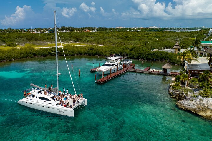 VIP Isla Mujeres a Vela: Catamarán Todo Incluido a Isla Mujeres | Concierge VIP