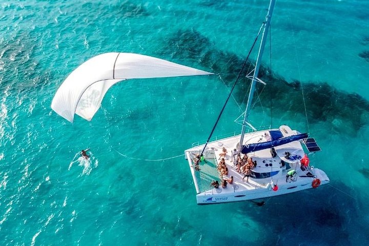 VIP Isla Mujeres Sailing: Isla Mujeres Cruise with Beach Club, Snorkel, Lunch and Open Bar