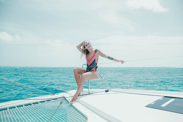 VIP Isla Mujeres Sailing: Isla Mujeres Cruise with Beach Club, Snorkel, Lunch and Open Bar