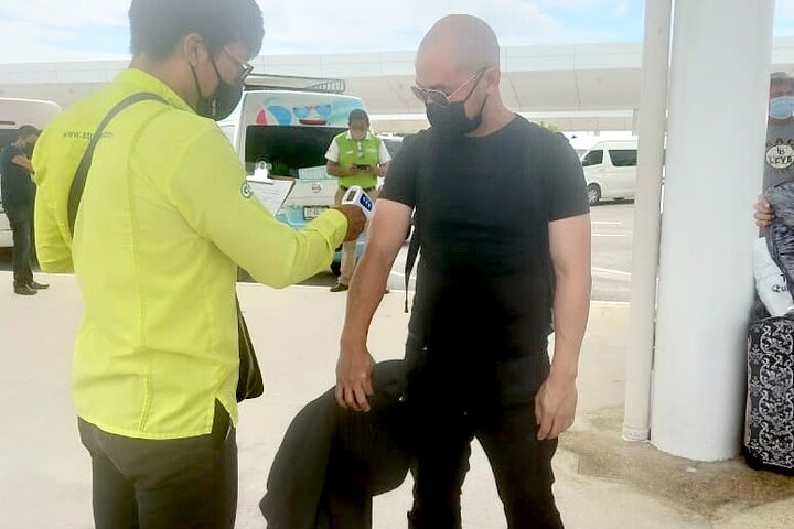 Black Luxury Van with Onboard WiFi — Cancun Airport Arrivals | 2026 VIP Concierge