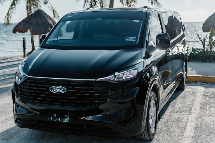 Black Luxury Van con WiFi a Bordo — Llegadas Aeropuerto de Cancún | Concierge VIP 2026