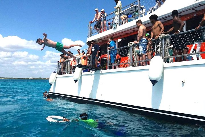 VIP Isla Mujeres Sailing: Dancer Cruise Isla Mujeres Snorkel Food and Drinks Included