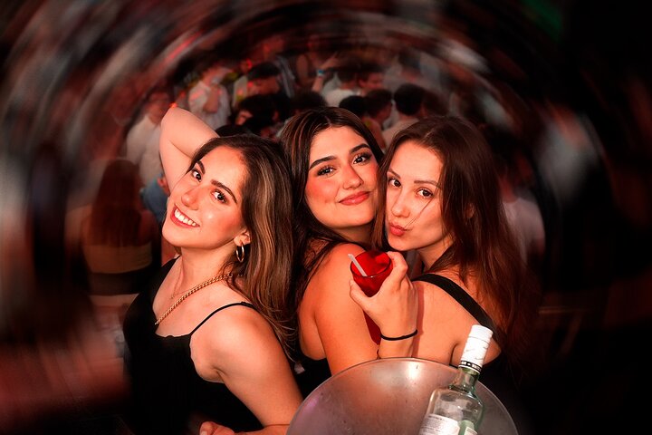 Bar Crawl Madness: Tour de Antros en Cancún | Concierge VIP 2026