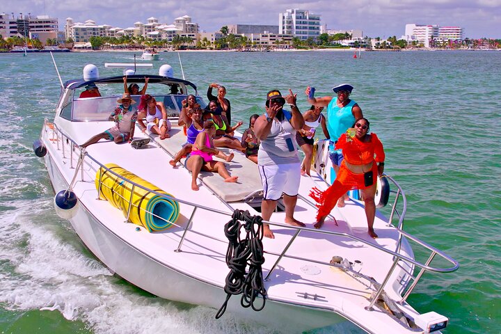 Renta de Yate Privado de Lujo de 55 Pies en Cancún | Concierge VIP 2026