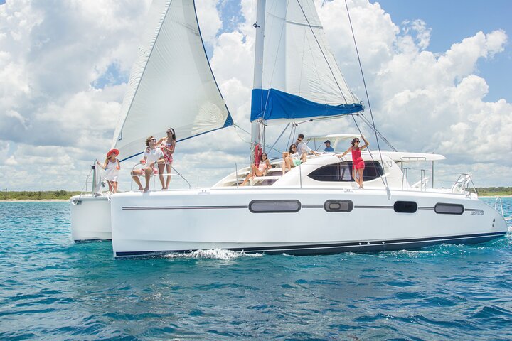 VIP a Vela: Medio Día en Velero de Lujo en Tulum con Barra Libre | Concierge VIP
