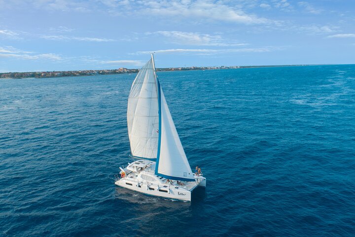 VIP Isla Mujeres Sailing: Half-Day Luxury Sailing Experience in Tulum with Open Bar