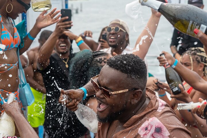 Boat Party Hip Hop Solo Adultos en Cancún | Concierge VIP 2026