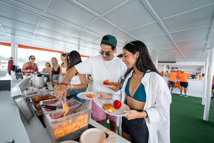 VIP Isla Mujeres a Vela: Dancer Cruise con Snorkel, Comida y Bebidas | Concierge VIP